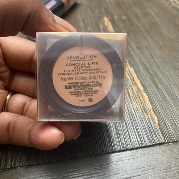 Makeup Revolution Conceal and Fix Ultimate Concealer
~Deep Tan - Picture 2 of 5